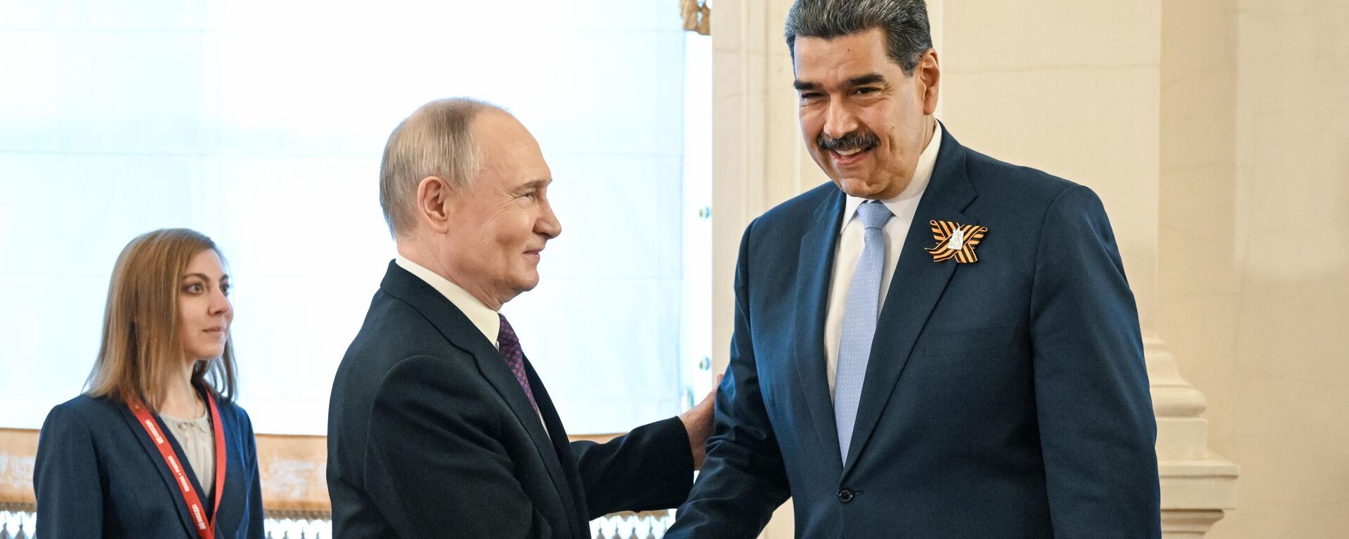 Tổng thống Nga Vladimir Putin và Tổng thống Venezuela Nicolas Maduro đã đến Điện Kremlin để tham dự buổi hòa nhạc chào mừng dành cho các trưởng đoàn đại biểu nước ngoài được mời tới dự lễ kỷ niệm 80 năm Chiến thắng trong Chiến tranh Vệ quốc Vĩ đại. - Sputnik Việt Nam, 1920, 11.12.2025