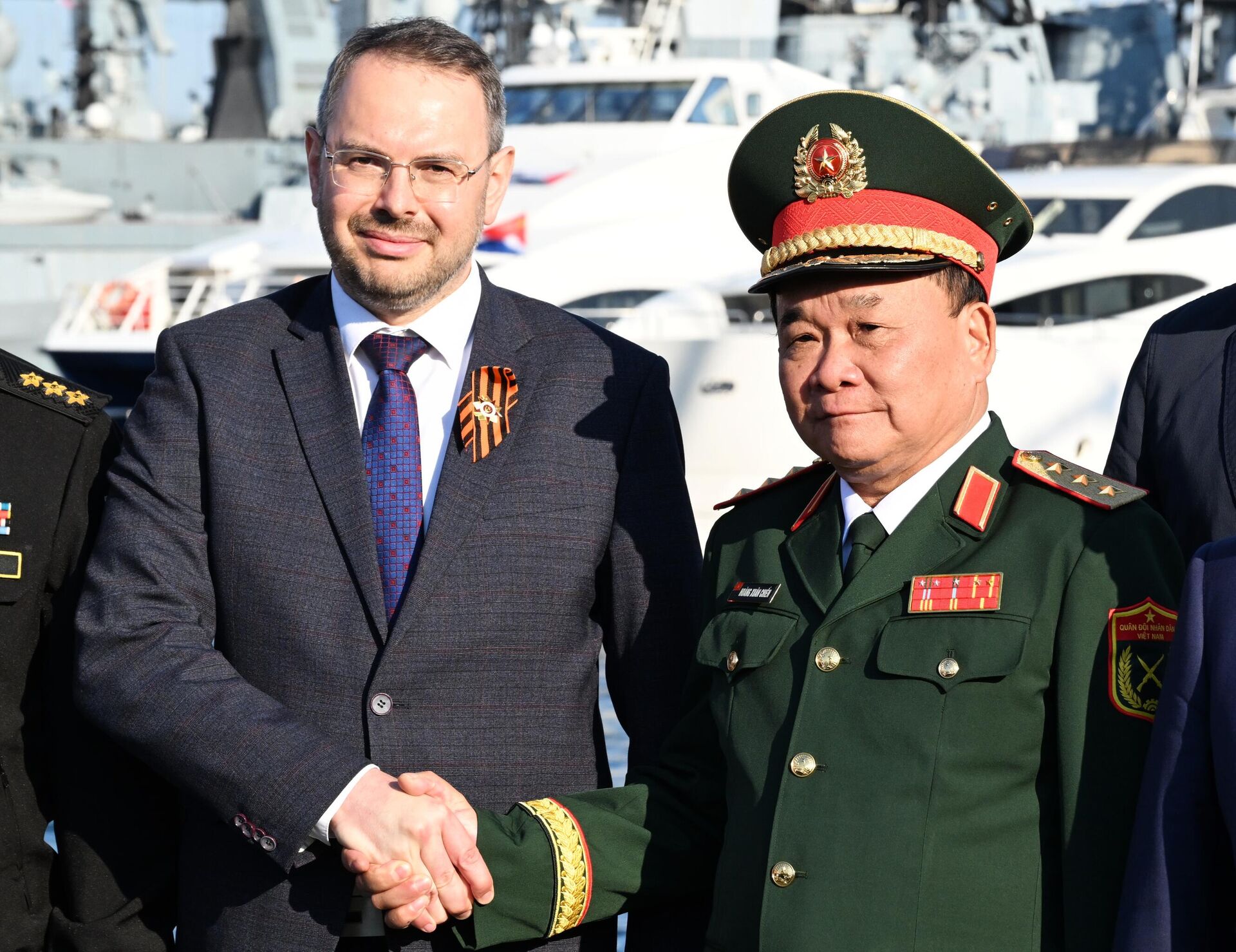 Thứ trưởng Bộ Khoa học và Giáo dục đại học Liên bang Nga Konstantin Mogilevsky (trái) và Thứ trưởng Bộ Quốc phòng Cộng hòa xã hội chủ nghĩa Việt Nam Hoàng Xuân Tiến trong buổi lễ bàn giao tàu nghiên cứu (RV) Giáo sư Gagarinsky cho Trung tâm nghiên cứu và công nghệ nhiệt đới chung Nga-Việt phục vụ nghiên cứu biển chung. - Sputnik Việt Nam, 1920, 11.05.2025