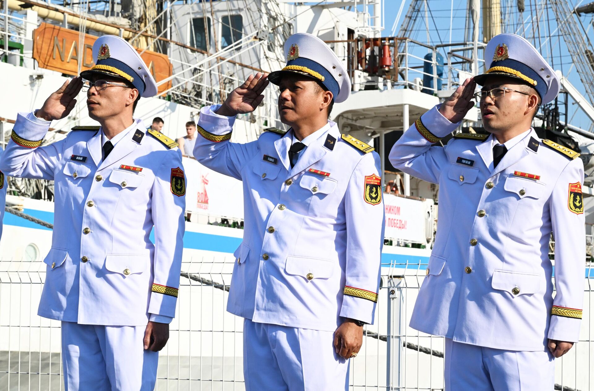 Cán bộ Hải quân Việt Nam trong buổi lễ bàn giao tàu nghiên cứu Giáo sư Gagarinsky cho Trung tâm nghiên cứu và công nghệ nhiệt đới chung Nga-Việt phục vụ nghiên cứu biển chung. - Sputnik Việt Nam, 1920, 11.05.2025