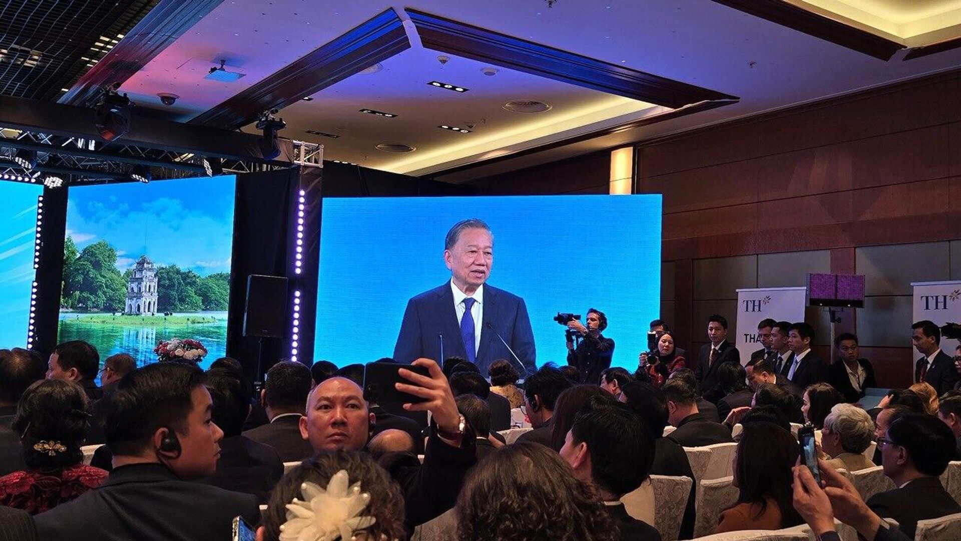 Truyền hình trực tiếp  tới  Diễn đàn doanh nghiệp Việt - Nga tổ chức tại Moskva trong lễ khánh thành Nhà máy chế biến sữa tươi của Tập đoàn TH ở Kaluga - Sputnik Việt Nam, 1920, 12.05.2025