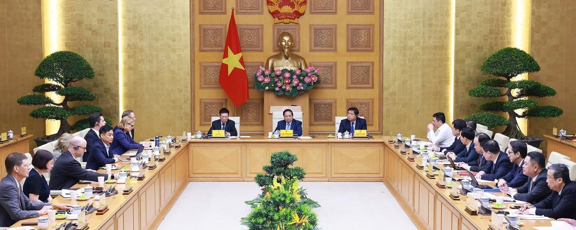 Thủ tướng Phạm Minh Chính gặp mặt đại diện doanh nghiệp Hoa Kỳ - Sputnik Việt Nam, 1920, 13.05.2025