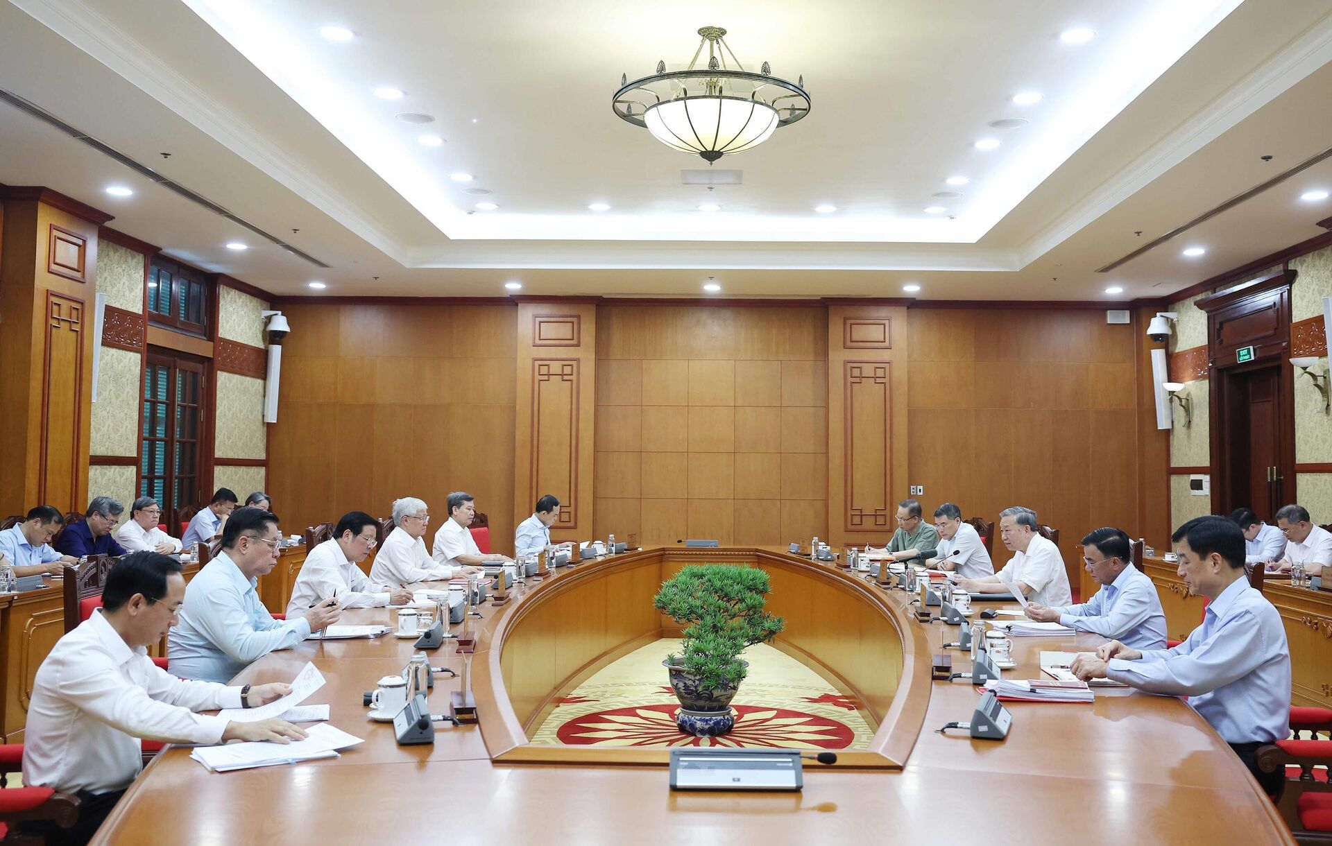 Tổng Bí thư Tô Lâm chủ trì cuộc họp Ban Bí thư về góp ý Dự thảo sửa đổi Hiến pháp 2013 - Sputnik Việt Nam, 1920, 13.05.2025