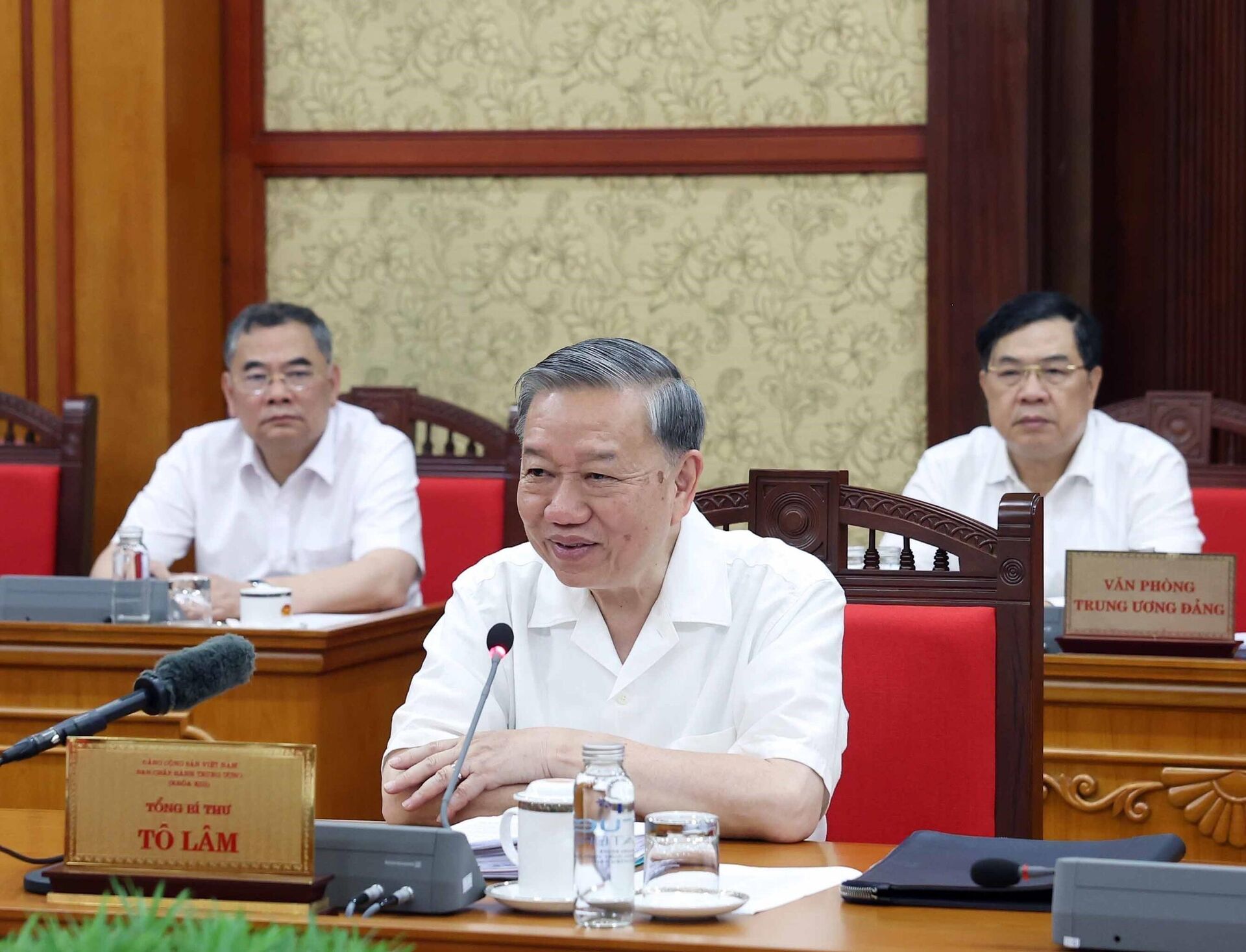 Tổng Bí thư Tô Lâm chủ trì họp Ban Bí thư về góp ý Dự thảo sửa đổi Hiến pháp 2013 - Sputnik Việt Nam, 1920, 13.05.2025