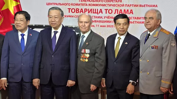 Tổng bí thư Tô Lâm với ông Kolesnik N.N. (giữa) - Sputnik Việt Nam