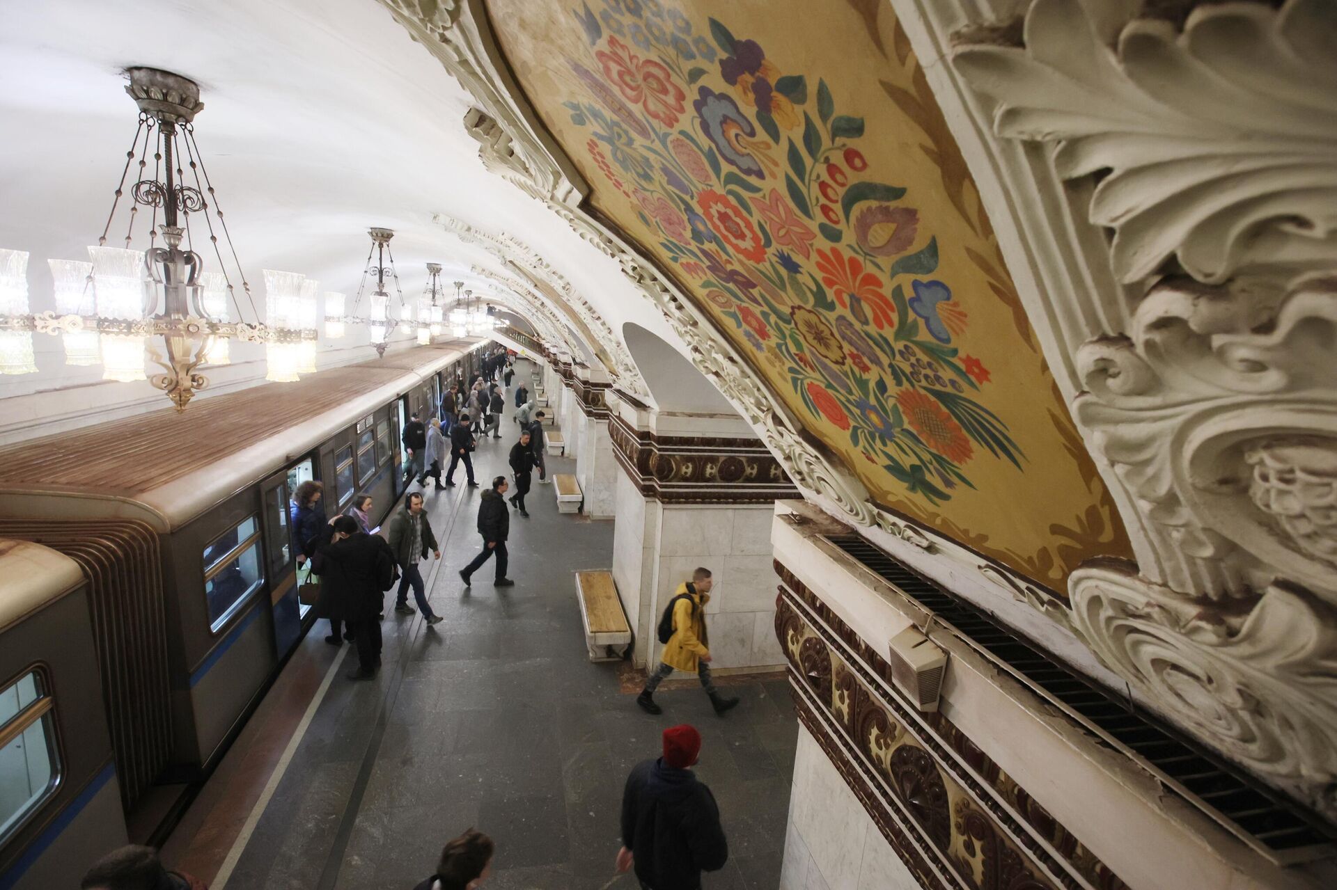 Hành khách tại ga Kievskaya trên tuyến Arbatsko-Pokrovskaya của tàu điện ngầm Moskva. Hành khách tại ga Kievskaya trên tuyến Arbatsko-Pokrovskaya của tàu điện ngầm Moskva. - Sputnik Việt Nam, 1920, 14.05.2025