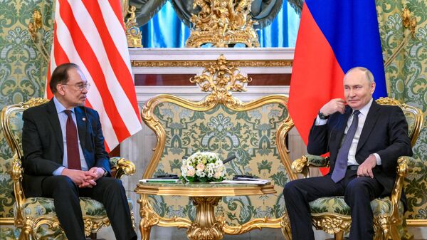 Putin phát biểu trong chuyến thăm chính thức của Thủ tướng Malaysia Anwar Ibrahim tới Moskva - Sputnik Việt Nam