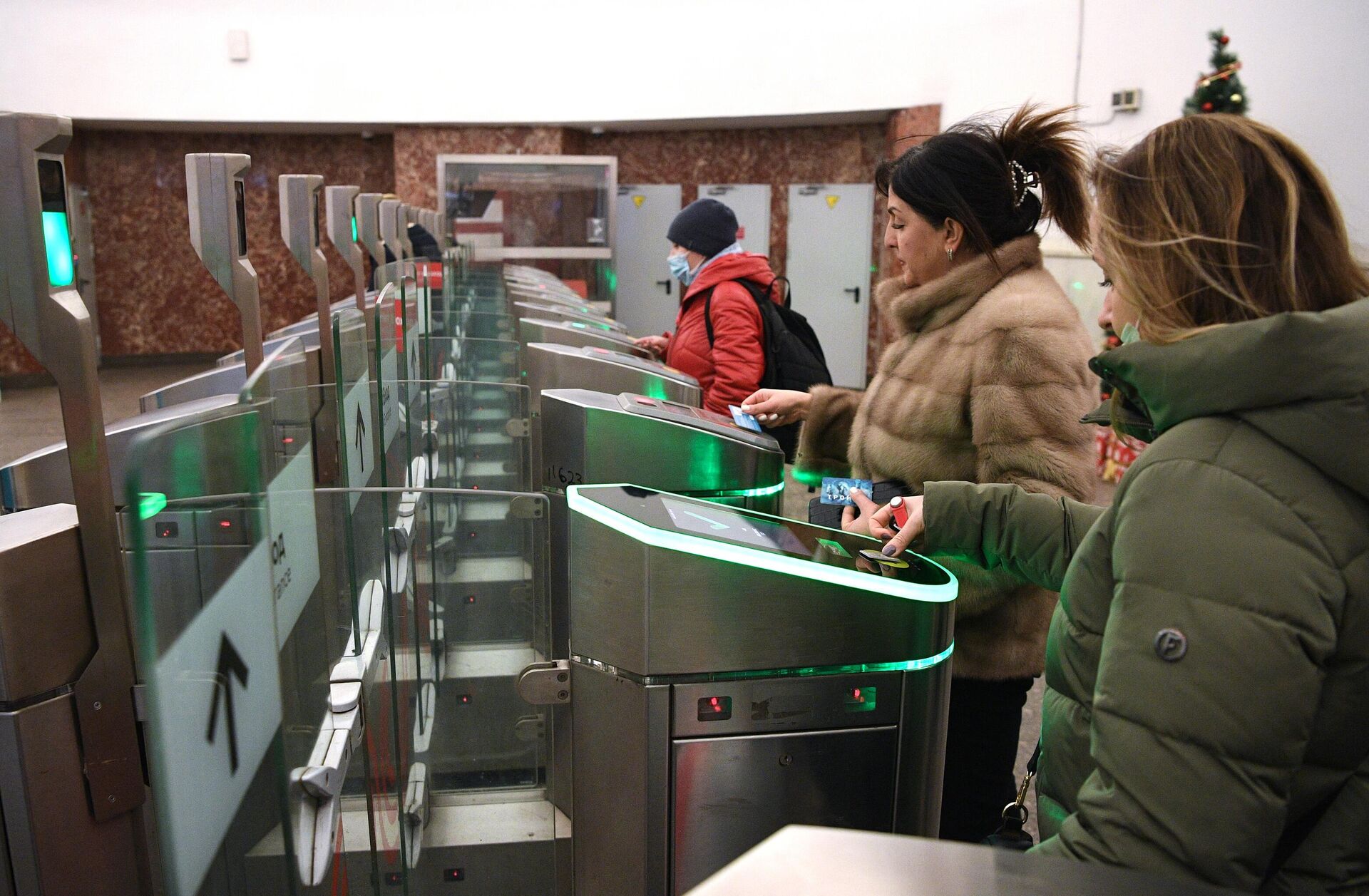 Hành khách đi qua cửa quay trong tàu điện ngầm Hành khách đi qua cửa quay trong tàu điện ngầm - Sputnik Việt Nam, 1920, 14.05.2025