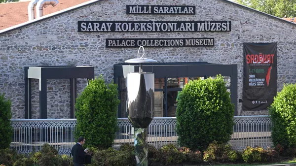 Bảo tàng Cung điện ở Istanbul trước cuộc đàm phán giữa phái đoàn Nga và Ukraina. Các cuộc đàm phán theo kế hoạch , giống như năm 2022, sẽ diễn ra tại phòng làm việc của chính quyền tổng thống Thổ Nhĩ Kỳ tại Cung điện Dolmabahce

 - Sputnik Việt Nam