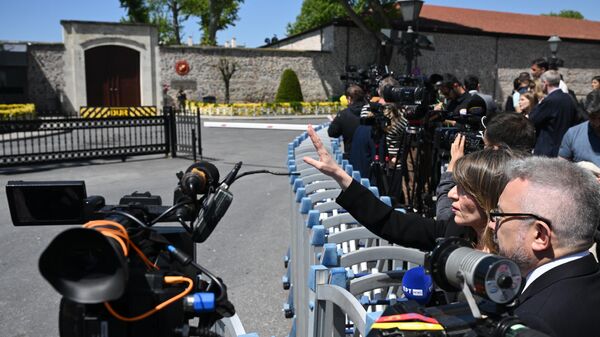 Phát sóng trực tiếp từ địa điểm ở Istanbul, nơi các phái đoàn của Liên bang Nga và Ukraina đang họp - Sputnik Việt Nam