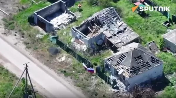 Bộ Quốc phòng Nga công bố đoạn video về lá cờ Nga được kéo lên trên Torskoye - Sputnik Việt Nam