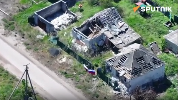 Bộ Quốc phòng Nga công bố đoạn video về lá cờ Nga được kéo lên trên Torskoye - Sputnik Việt Nam