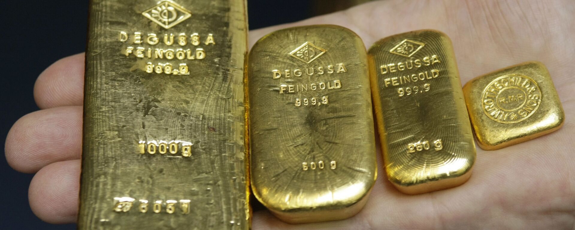 Những thỏi vàng nặng 1000, 500, 250 và 50 gram trong một ngân hàng ở Stuttgart, Đức - Sputnik Việt Nam, 1920, 16.05.2025