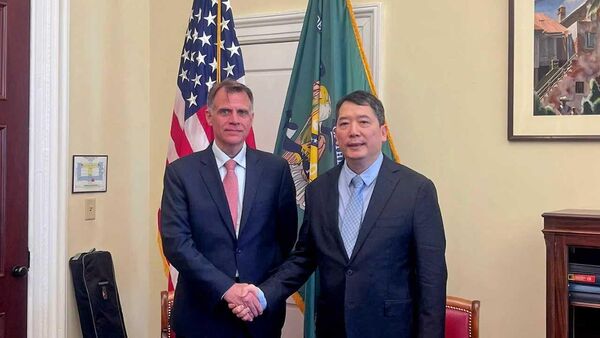 Trợ lý Bộ trưởng Tài chính Hoa Kỳ Robert Kaprot và Thứ trưởng Bộ Tài chính Việt Nam Cao Anh Tuấn tại Trụ sở Bộ Tài chính Hoa Kỳ - Sputnik Việt Nam