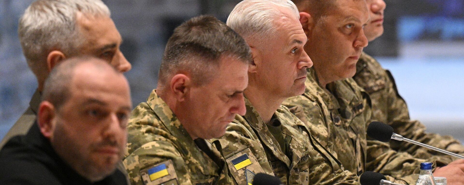 Các thành viên của phái đoàn Ukraina tại cuộc đàm phán giữa phái đoàn Nga và Ukraine tại Istanbul. - Sputnik Việt Nam, 1920, 01.06.2025