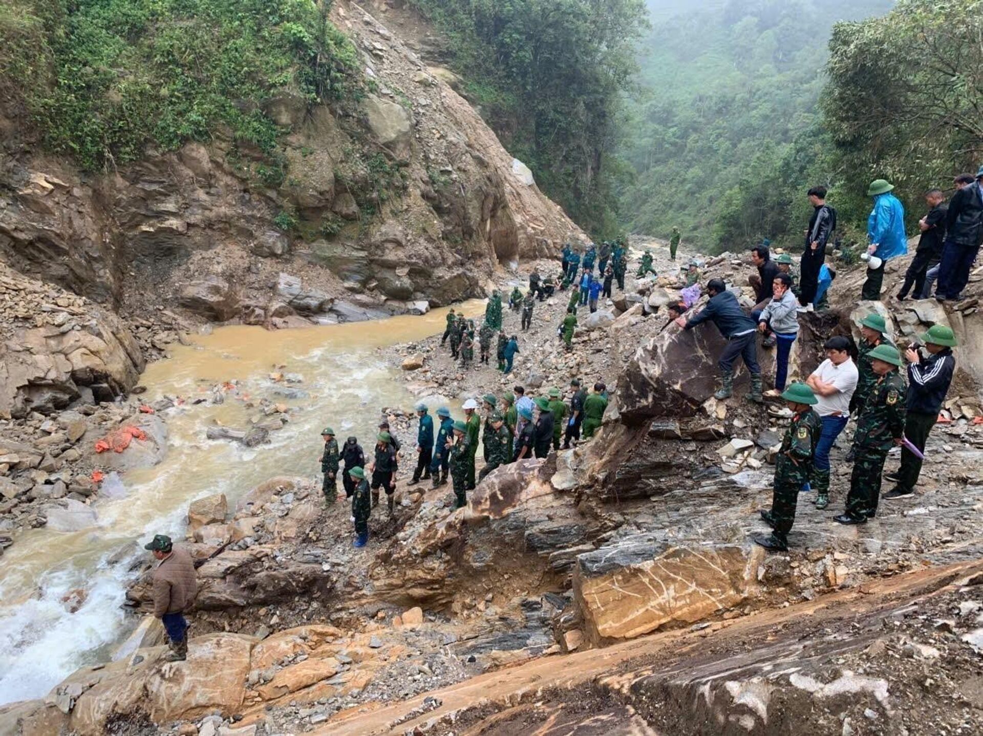 Vụ sạt lở công trường thủy điện tại Lai Châu: Tìm thấy thi thể 3 nạn nhân Vụ sạt lở công trường thủy điện tại Lai Châu: Tìm thấy thi thể 3 nạn nhân - Sputnik Việt Nam, 1920, 17.05.2025
