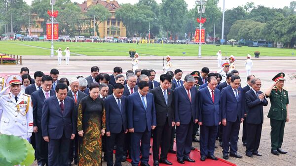 Đoàn đại biểu lãnh đạo Đảng, Nhà nước vào Lăng viếng Chủ tịch Hồ Chí Minh - Sputnik Việt Nam