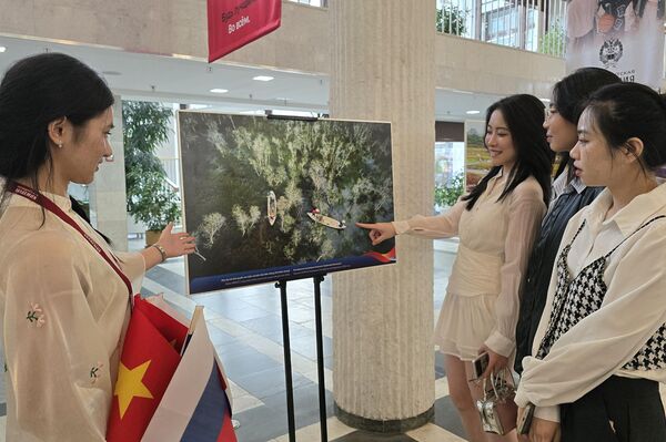 Tại triển lãm tranh Tại triển lãm tranh - Sputnik Việt Nam