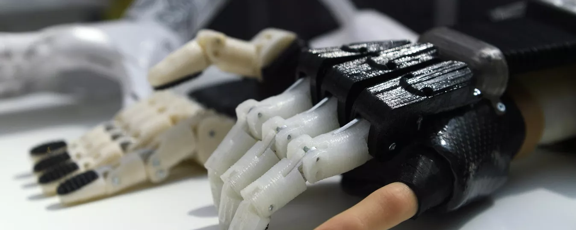 Các nhà khoa học Nga chế tạo bàn tay giả có thể đọc suy nghĩ - Sputnik Việt Nam, 1920, 20.05.2025