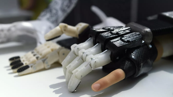 Các nhà khoa học Nga chế tạo bàn tay giả có thể đọc suy nghĩ - Sputnik Việt Nam