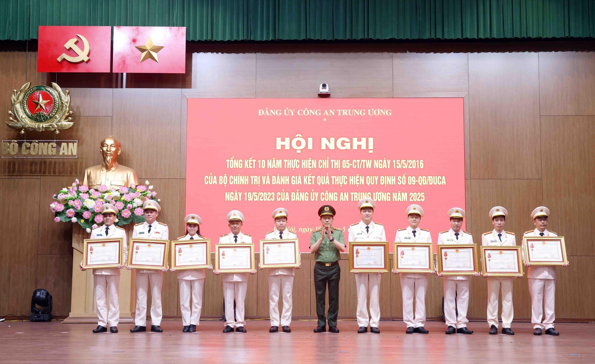 Tổng Bí thư dự Hội nghị Đảng ủy Công an Trung ương tổng kết 10 năm thực hiện Chỉ thị số 05-CT/TW - Sputnik Việt Nam, 1920, 19.05.2025