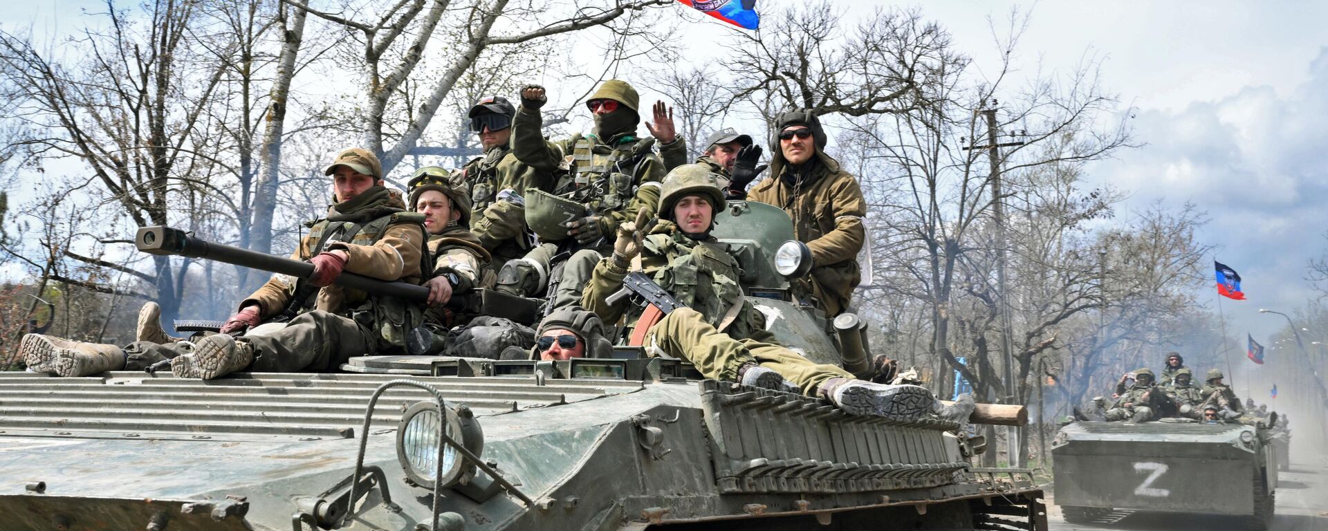 Các chiến sĩ Dân binh DNR rời khỏi Mariupol sau khi thành phố được giải phóng. Ngày 21/4, Bộ trưởng Quốc phòng Nga Sergei Shoigu báo cáo với Tổng thống Nga Vladimir Putin về việc Mariupol nằm dưới quyền kiểm soát hoàn toàn. Ông Putin ra lệnh không tấn công vào khu công nghiệp của nhà máy Azovstal, nơi tàn quân của nhóm dân tộc chủ nghĩa còn cố thủ, mà thay vào đó là bao vây chặt - Sputnik Việt Nam, 1920, 03.07.2025