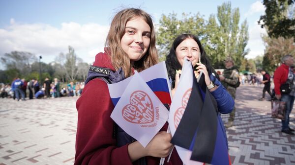 Những cô gái trẻ trong lễ hội kỷ niệm ngày thành lập thành phố tại công viên Gurov vừa được sửa chữa xong ở Mariupol - Sputnik Việt Nam