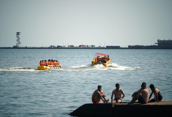 Du khách vui chơi trên chiếc thuyền chuối nổi ở Mariupol. Dự án khôi phục và chỉnh trang toàn diện khu vực bờ biển và bãi tắm dài tổng cộng 2,5 km hoàn tất Du khách vui chơi trên chiếc thuyền chuối nổi ở Mariupol. Dự án khôi phục và chỉnh trang toàn diện khu vực bờ biển và bãi tắm dài tổng cộng 2,5 km hoàn tất - Sputnik Việt Nam
