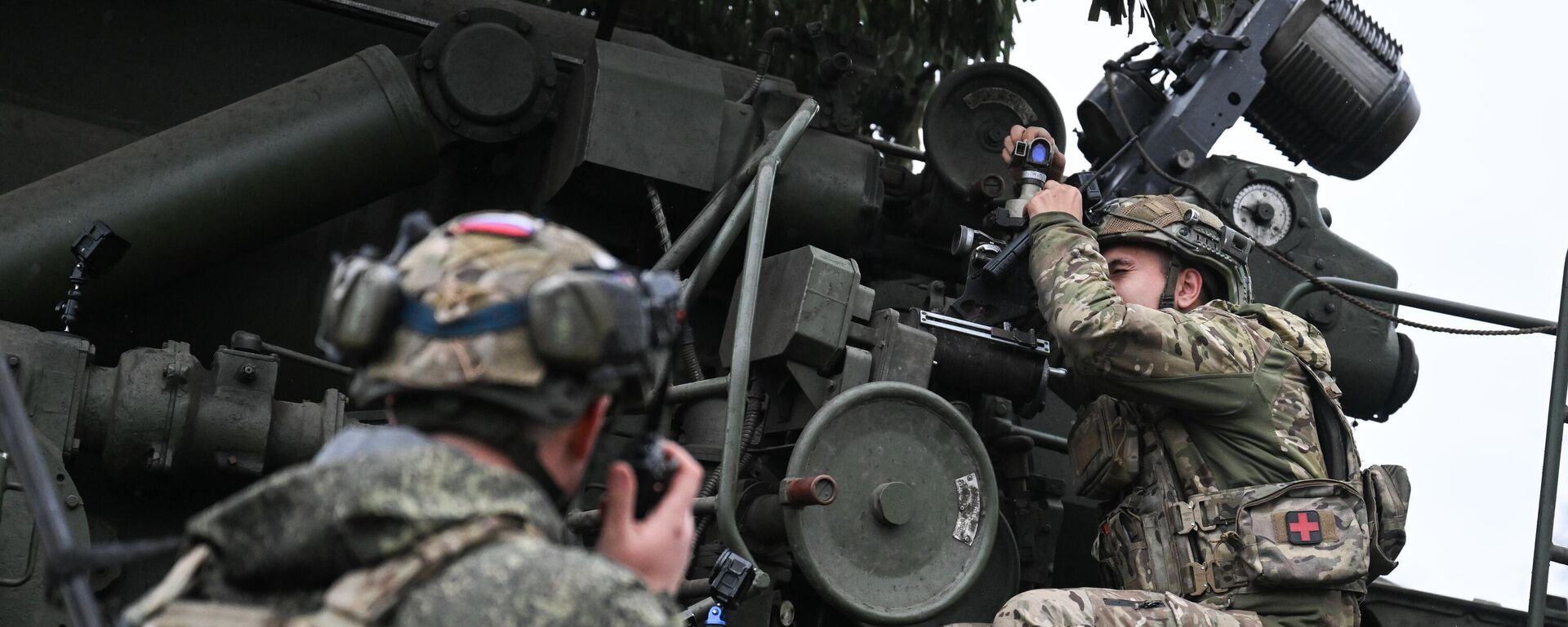 Kíp điều khiển pháo tự hành 2S7M “Malka” thuộc nhóm quân “Trung tâm” tại vị trí khai hỏa theo hướng Krasnoarmeysky trong tiến trình chiến dịch quân sự đặc biệt - Sputnik Việt Nam, 1920, 03.10.2025