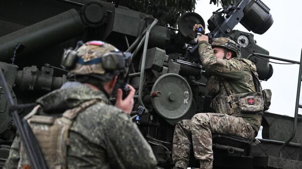 Kíp điều khiển pháo tự hành 2S7M “Malka” thuộc nhóm quân “Trung tâm” tại vị trí khai hỏa theo hướng Krasnoarmeysky trong tiến trình chiến dịch quân sự đặc biệt - Sputnik Việt Nam
