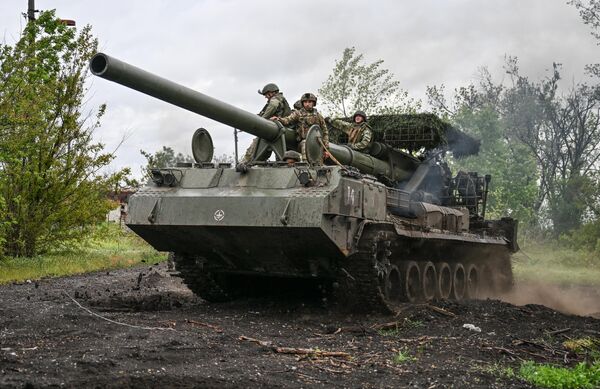 Kíp điều khiển pháo tự hành 2S7M “Malka” thuộc nhóm quân «Trung tâm» di chuyển đến vị trí khai hỏa theo hướng Krasnoarmeysk trong tiến trình chiến dịch quân sự đặc biệt Kíp điều khiển pháo tự hành 2S7M “Malka” thuộc nhóm quân «Trung tâm» di chuyển đến vị trí khai hỏa theo hướng Krasnoarmeysk trong tiến trình chiến dịch quân sự đặc biệt - Sputnik Việt Nam