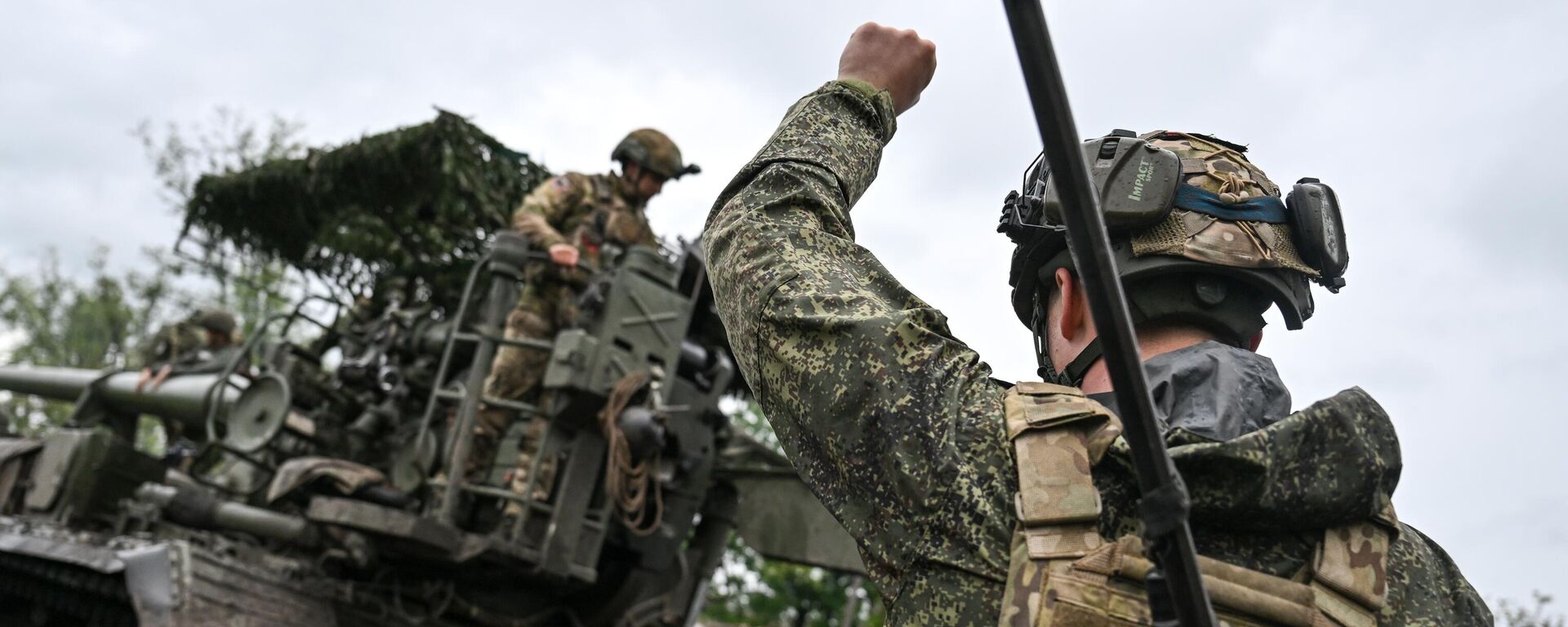 Thành viên kíp điều khiển pháo tự hành 2S7M “Malka” của nhóm quân «Trung tâm» tại vị trí khai hỏa theo hướng Krasnoarmeysky trong tiến trình chiến dịch quân sự đặc biệt Thành viên kíp điều khiển pháo tự hành 2S7M “Malka” của nhóm quân «Trung tâm» tại vị trí khai hỏa theo hướng Krasnoarmeysky trong tiến trình chiến dịch quân sự đặc biệt - Sputnik Việt Nam, 1920, 14.08.2025