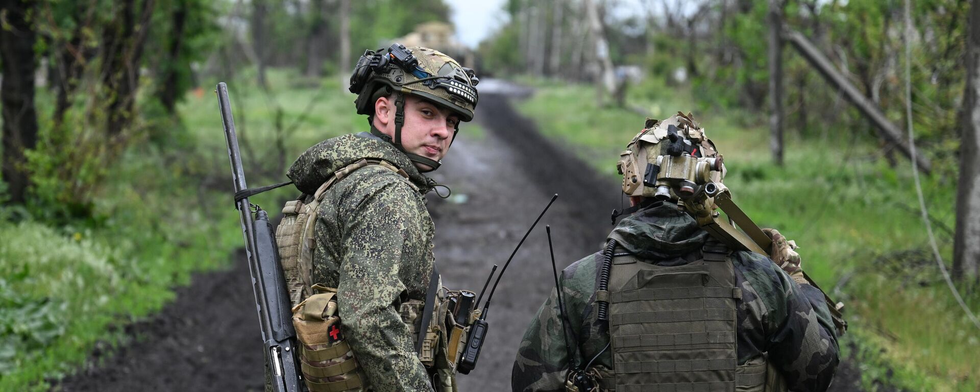 Thành viên kíp điều khiển pháo tự hành 2S7M “Malka” của nhóm quân «Trung tâm» tại vị trí khai hỏa theo hướng Krasnoarmeysky trong tiến trình chiến dịch quân sự đặc biệt Thành viên kíp điều khiển pháo tự hành 2S7M “Malka” của nhóm quân «Trung tâm» tại vị trí khai hỏa theo hướng Krasnoarmeysky trong tiến trình chiến dịch quân sự đặc biệt - Sputnik Việt Nam, 1920, 29.10.2025