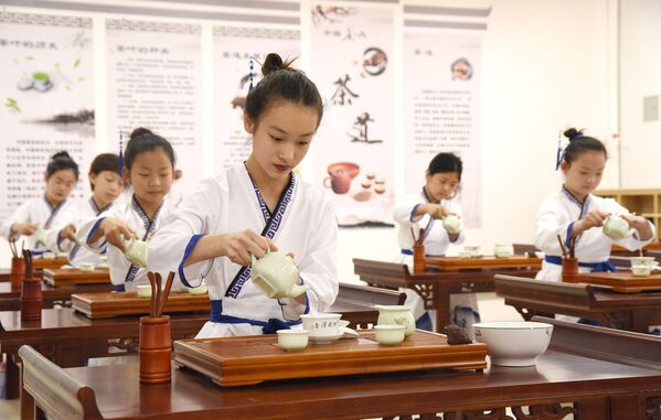 Giờ học kỹ năng pha trà tại một trường học ở Trung Quốc Giờ học kỹ năng pha trà tại một trường học ở Trung Quốc - Sputnik Việt Nam