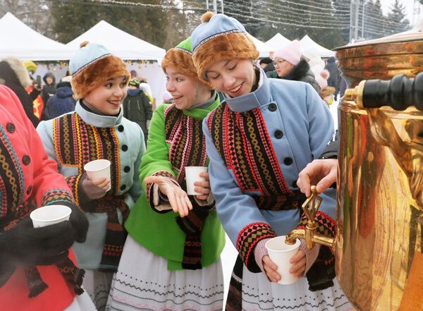 Du khách tại lễ hội dân gian ẩm thực lần thứ X "Ural'skie pelmeni na Nikolai Zimnego" (Pelmeni Ural trên bàn thờ Thánh Nicholas) ở Chelyabinsk Du khách tại lễ hội dân gian ẩm thực lần thứ X "Ural'skie pelmeni na Nikolai Zimnego" (Pelmeni Ural trên bàn thờ Thánh Nicholas) ở Chelyabinsk - Sputnik Việt Nam