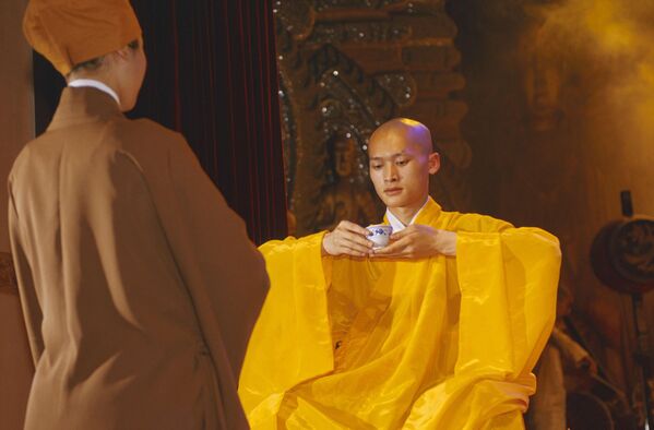 Buổi biểu diễn nhân dịp thỉnh Shir Yung Shou, vị sư tôn kính mới đến các ngôi chùa Emei. Lễ nghi trà đạo Buổi biểu diễn nhân dịp thỉnh Shir Yung Shou, vị sư tôn kính mới đến các ngôi chùa Emei. Lễ nghi trà đạo - Sputnik Việt Nam