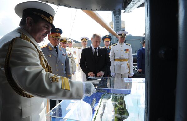 Ngày 31 tháng 7 năm 2016. Tổng thống Nga Vladimir Putin (thứ ba từ phải sang) trong chuyến thăm khu trục hạm "Avrora" nhân ngày Hải quân Nga tại thành phố Saint Petersburg. Người thứ hai từ trái sang là Bộ trưởng Quốc phòng Liên bang Nga Sergei Shoigu Ngày 31 tháng 7 năm 2016. Tổng thống Nga Vladimir Putin (thứ ba từ phải sang) trong chuyến thăm khu trục hạm "Avrora" nhân ngày Hải quân Nga tại thành phố Saint Petersburg. Người thứ hai từ trái sang là Bộ trưởng Quốc phòng Liên bang Nga Sergei Shoigu - Sputnik Việt Nam