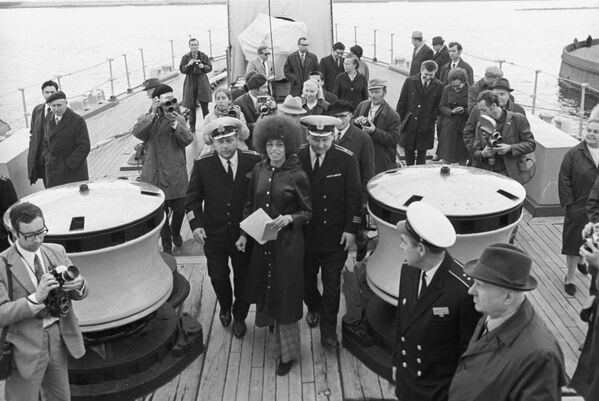 Bà Angela Davis, nhà hoạt động xã hội người Mỹ, thành viên Ban Chấp hành Trung ương Đảng Cộng sản Hoa Kỳ, trên khu trục hạm "Avrora" tại thành phố Leningrad Bà Angela Davis, nhà hoạt động xã hội người Mỹ, thành viên Ban Chấp hành Trung ương Đảng Cộng sản Hoa Kỳ, trên khu trục hạm "Avrora" tại thành phố Leningrad - Sputnik Việt Nam