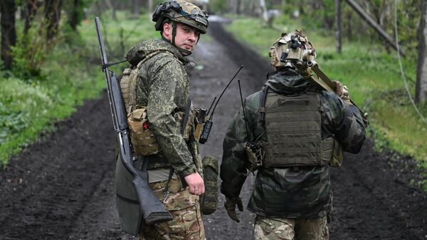 Công tác chiến đấu của kíp xe pháo tự hành 2S7M Malka thuộc nhóm lực lượng Trung tâm theo hướng Krasnoarmeysk thuộc Quân khu phía Bắc - Sputnik Việt Nam