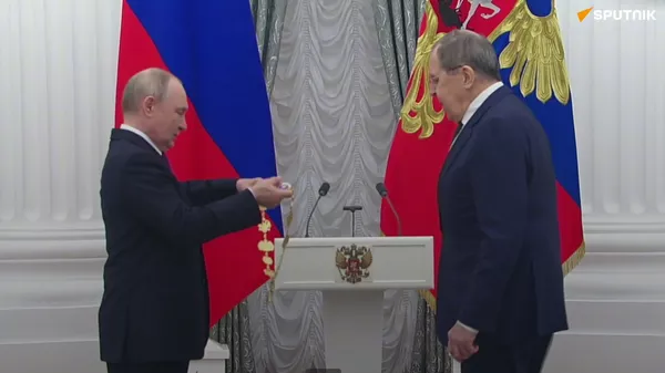 Tổng thống Putin trao tặng Bộ trưởng Ngoại giao Lavrov Huân chương Thánh Anrê Tông đồ đầu tiên - Sputnik Việt Nam