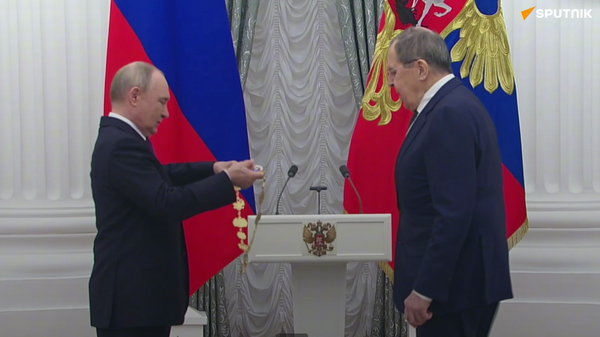 Tổng thống Putin trao tặng Bộ trưởng Ngoại giao Lavrov Huân chương Thánh Anrê Tông đồ đầu tiên - Sputnik Việt Nam
