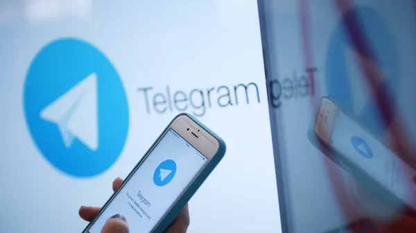 Мессенджер Telegram на экране монитора и телефона - Sputnik Việt Nam