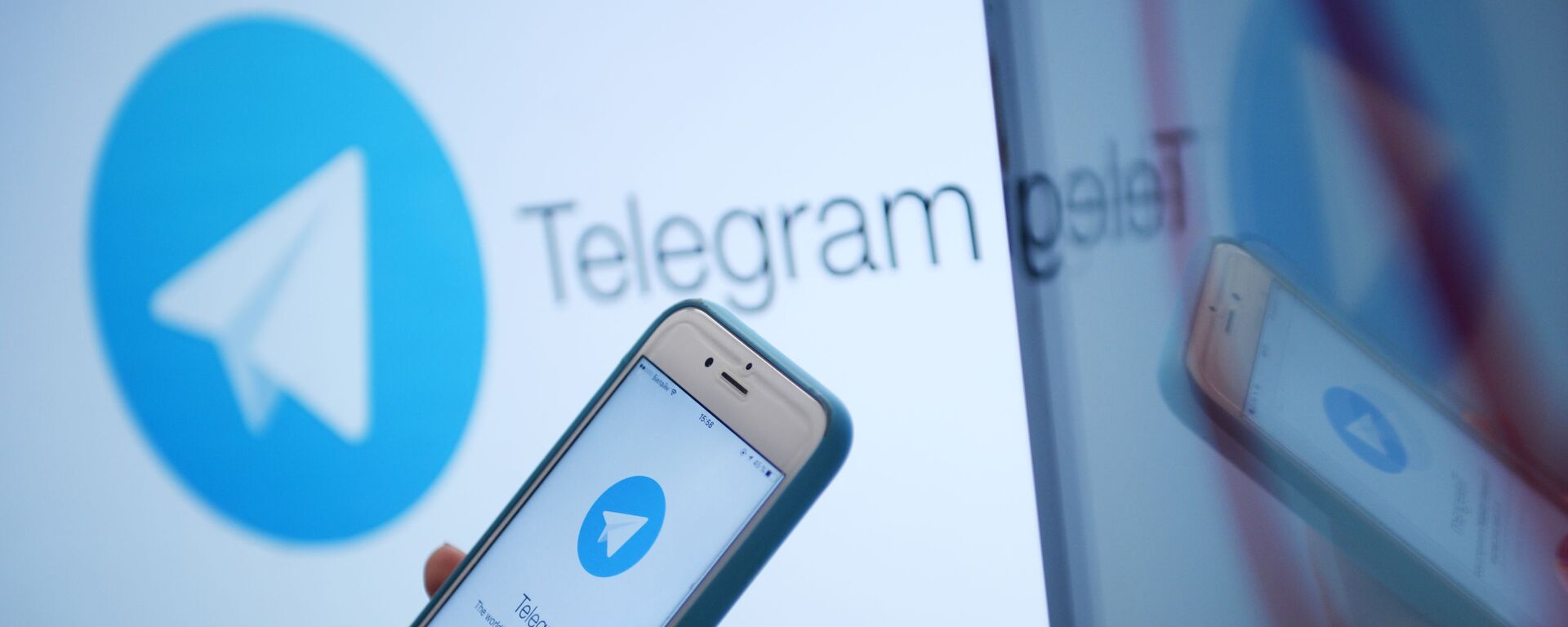 Telegram messenger trên màn hình máy tính và điện thoại - Sputnik Việt Nam, 1920, 20.02.2026