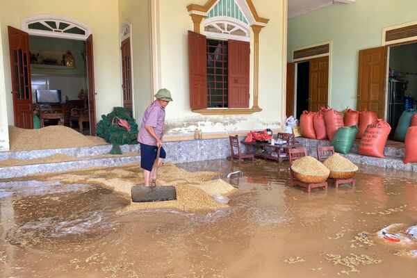Hà Tĩnh nhiều khu vực bị ngập sâu do lũ về bất ngờ Hà Tĩnh nhiều khu vực bị ngập sâu do lũ về bất ngờ - Sputnik Việt Nam