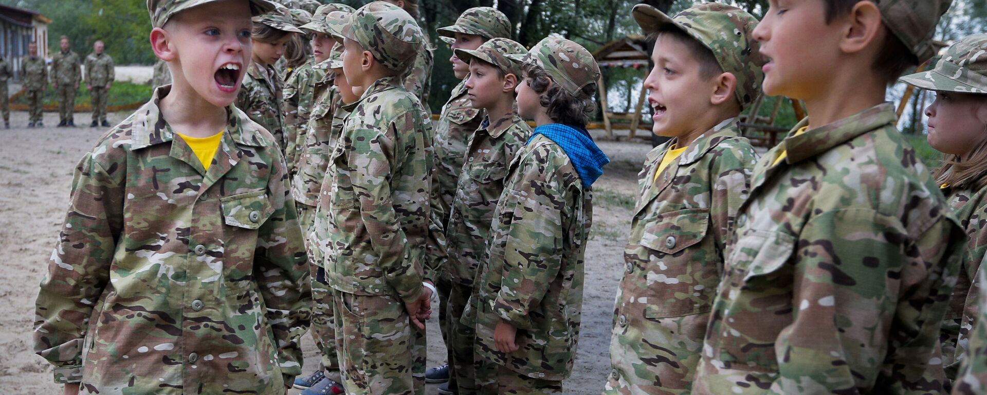 Học sinh của trại bán quân sự dành cho trẻ em gần Kiev trong giờ học, Ukraina - Sputnik Việt Nam, 1920, 01.08.2025