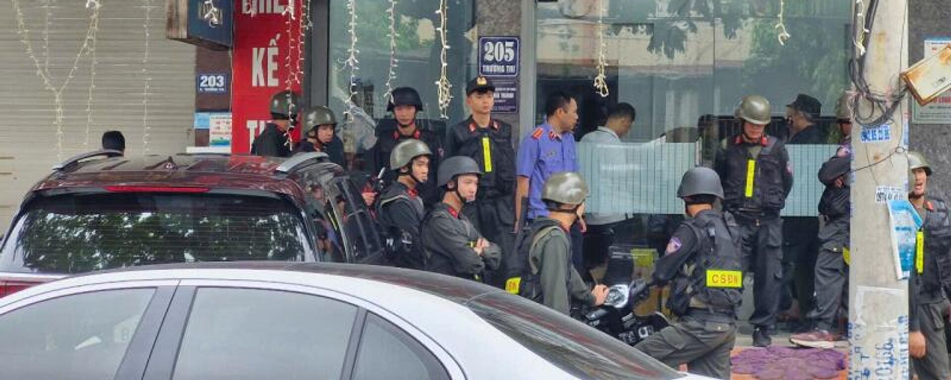 Công an và Viện kiểm sát xuất hiện tại số nhà 205, đường Trường Thi, TP Thanh Hoá - Sputnik Việt Nam, 1920, 26.05.2025