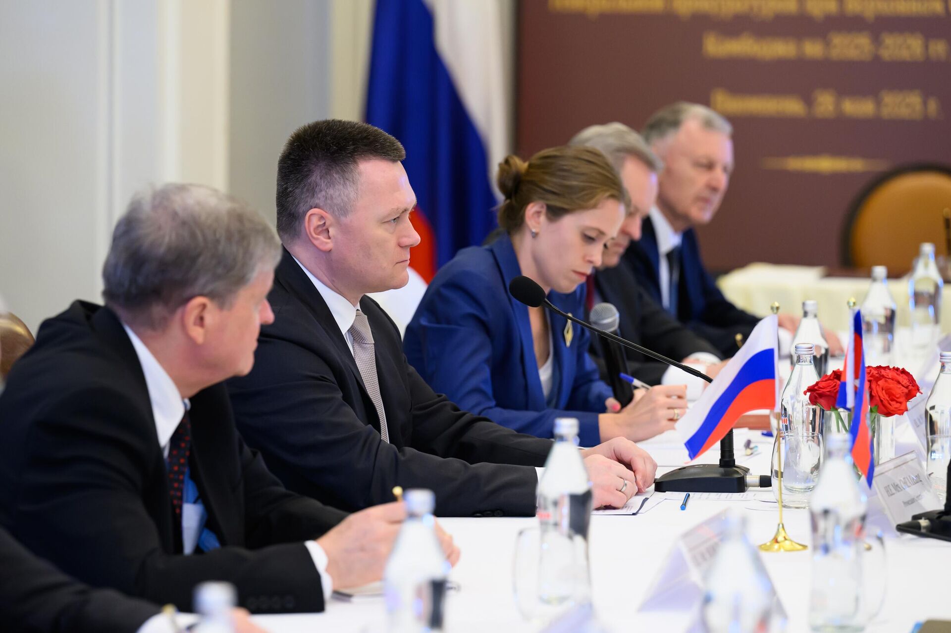 Tổng Công tố Nga Igor Krasnov và Tổng công tố tại Tòa án Tối cao Vương quốc Campuchia Chea Leang đã ký Chương trình sự hợp tác - Sputnik Việt Nam, 1920, 26.05.2025