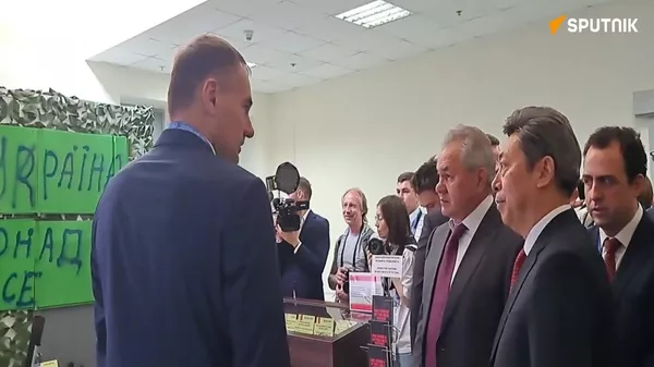 Nga giới thiệu với khách quý Trung Quốc vũ khí phương Tây thu giữ từ chiến dịch quân sự đặc biệt - Sputnik Việt Nam