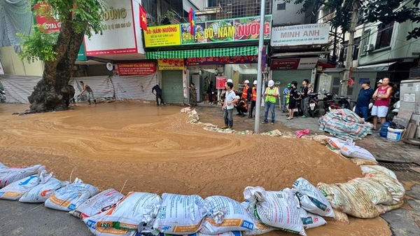 Suối bùn phun trào trên vỉa hè, lòng đường phố Cát Linh - Sputnik Việt Nam