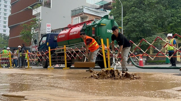 Công nhân được huy động khắc phục sự cố suối bùn trên phố Cát Linh khi thi công hầm ngầm tuyến tàu metro Nhổn - ga Hà Nội - Sputnik Việt Nam