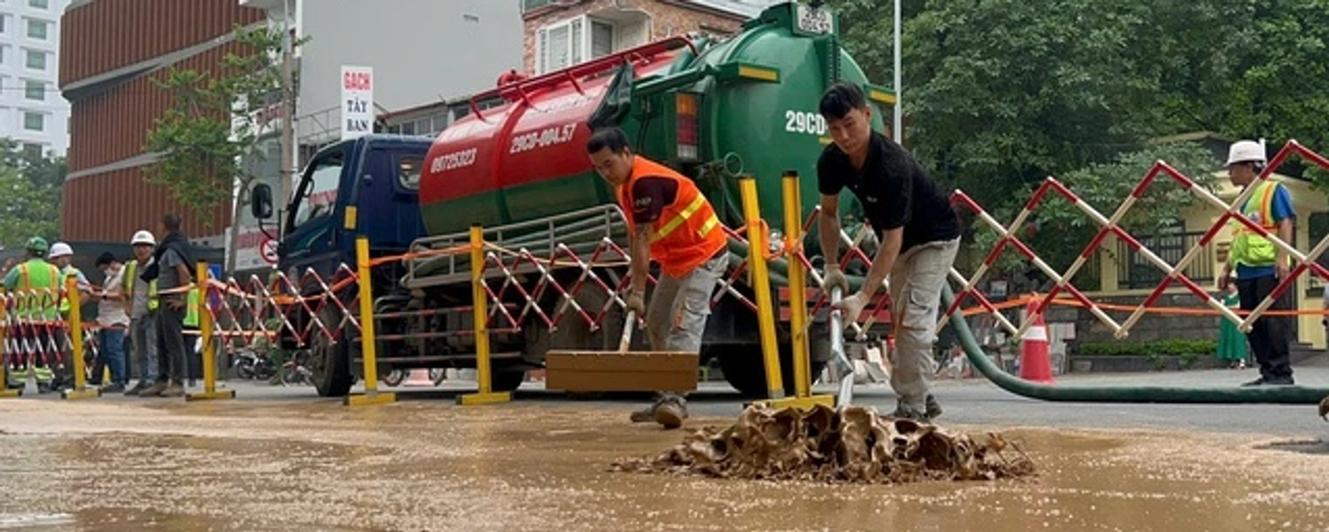 Công nhân được huy động khắc phục sự cố suối bùn trên phố Cát Linh khi thi công hầm ngầm tuyến tàu metro Nhổn - ga Hà Nội - Sputnik Việt Nam, 1920, 09.09.2025